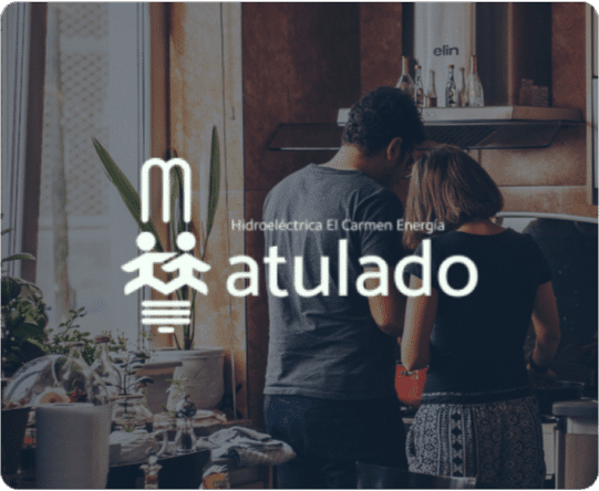 Pareja en su cocina, logo de A tu lado energía