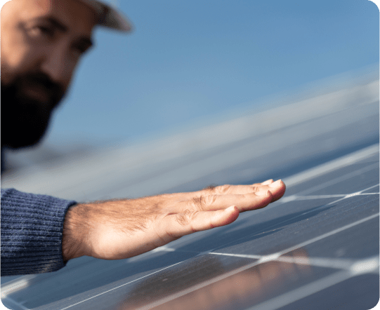Mano sobre un panel solar