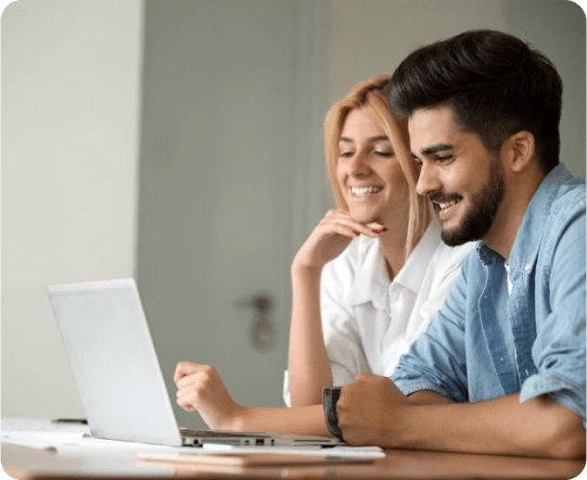 Pareja calculando el ahorro en su factura de la luz