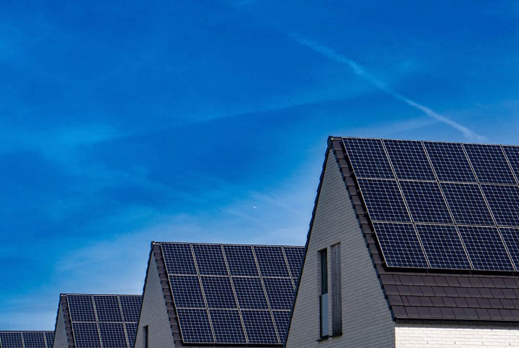 ¿Qué pasa con la electricidad que generan los paneles solares en vacaciones?